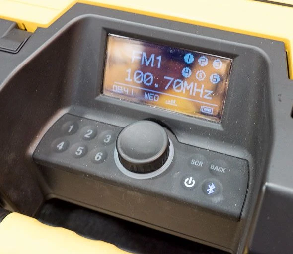 DeWalt DWST1-75659 10.8-18V Li-Ion Accu Bouwradio Met Oplaadfunctie - DAB+ - Bluetooth - Werkt Op Netstroom & Accu - DWST1-75659-QW 4 DeWalt DWST1-75659 10.8-18V Li-Ion Accu Bouwradio Met Oplaadfunctie - DAB+ - Bluetooth - Werkt Op Netstroom & Accu - DWST1-75659-QW - Afbeelding 4