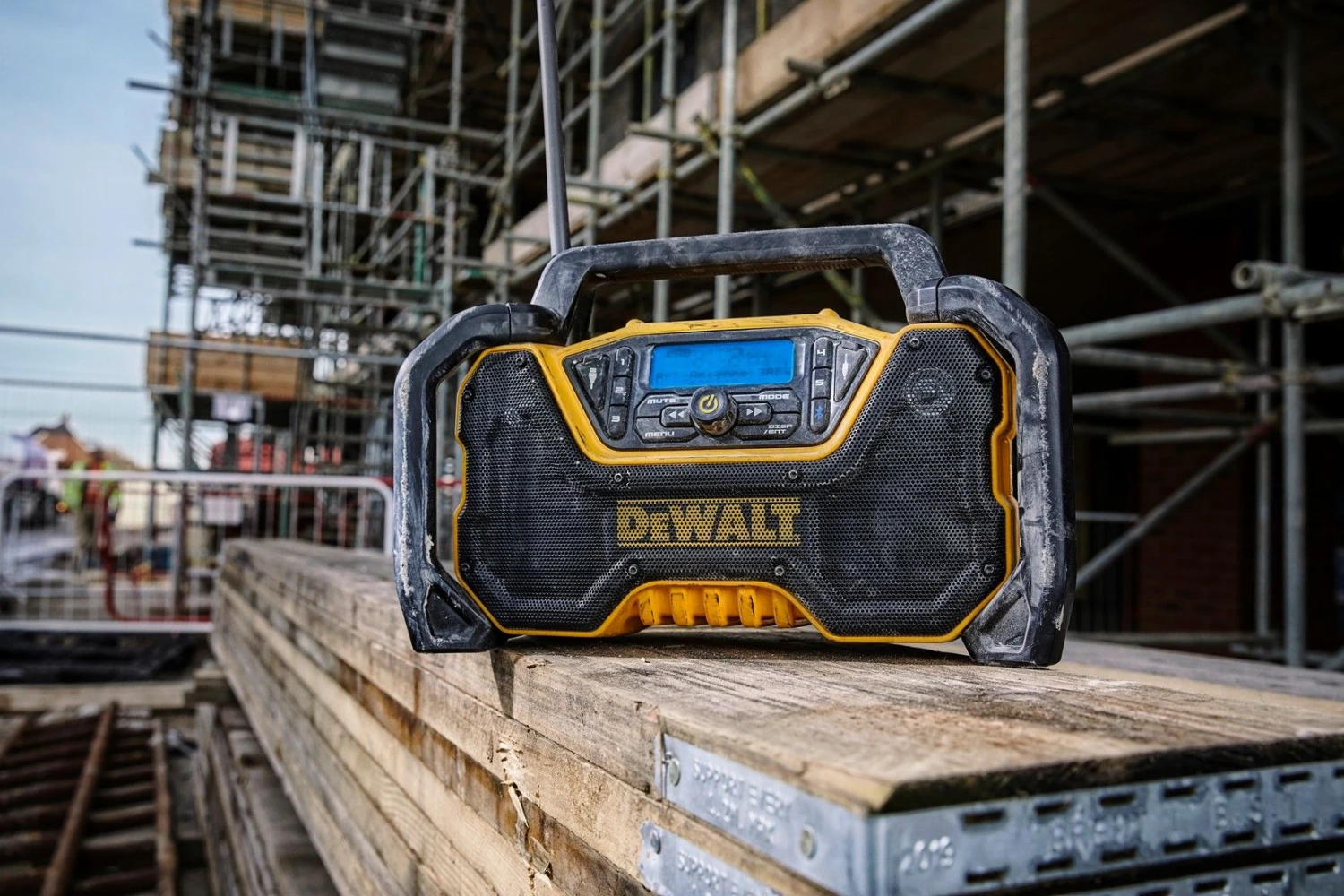 DeWALT DCR029 18V Li-Ion Accu DAB+ Bouwradio Met Oplaadfunctie - Werkt Op Netstroom & Accu - DCR029-QW 2 DeWALT DCR029 18V Li-Ion Accu DAB+ Bouwradio Met Oplaadfunctie - Werkt Op Netstroom & Accu - DCR029-QW - Afbeelding 2